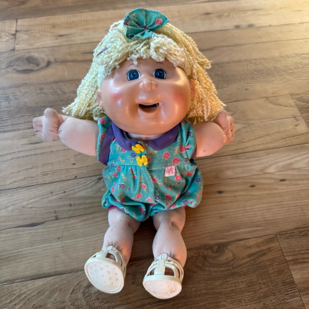 Cabbage Patch Kids Girl Doll Blonde Hair Blue Eyes 1995 App 14.4” Tall 4.4”Wide